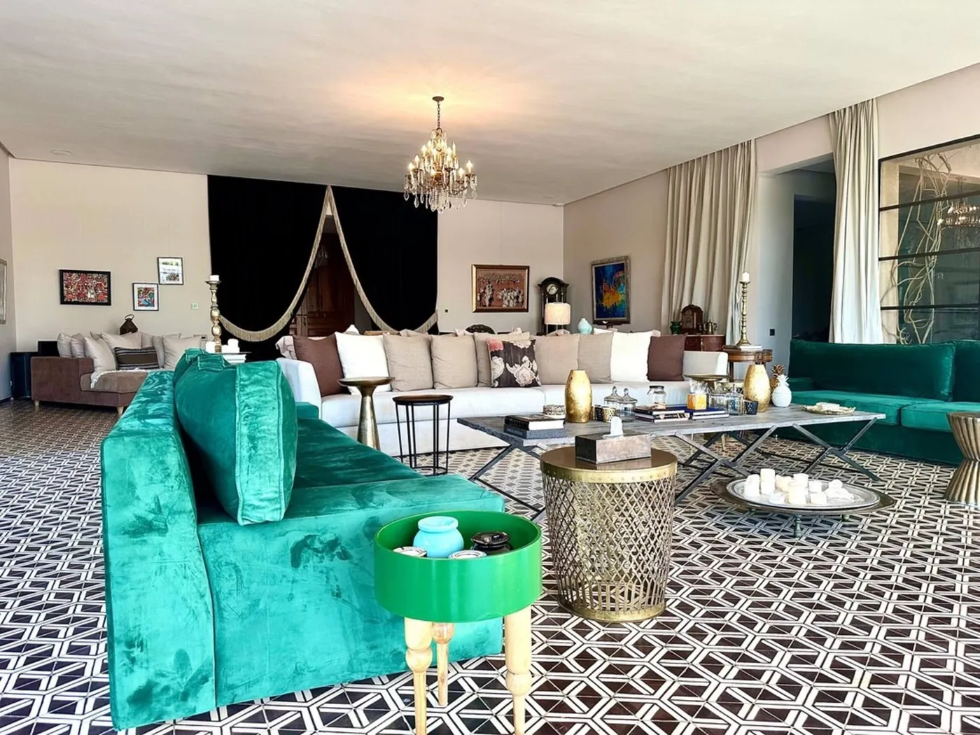 Villa KIM, Une pièce, trois salons